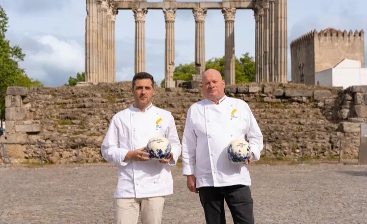 Dos chefs sosteniendo premios en el evento de la Gala Repsol en Évora.