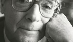 Retrato de un autor reflexionando en su escritorio