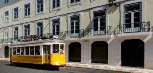 Tranvía amarillo en una calle de Lisboa con edificios históricos