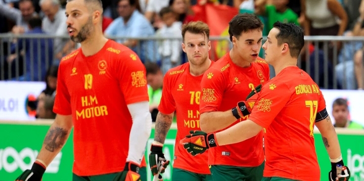 Jugadores de la selección de hockey sobre patines de Portugal en acción