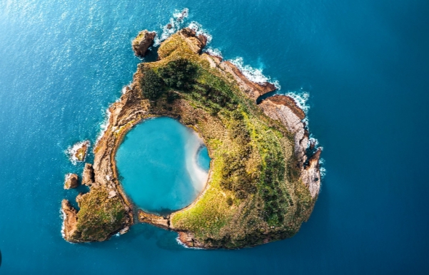 Vista aérea del Ilhéu de Vila Franca do Campo en aguas cristalinas