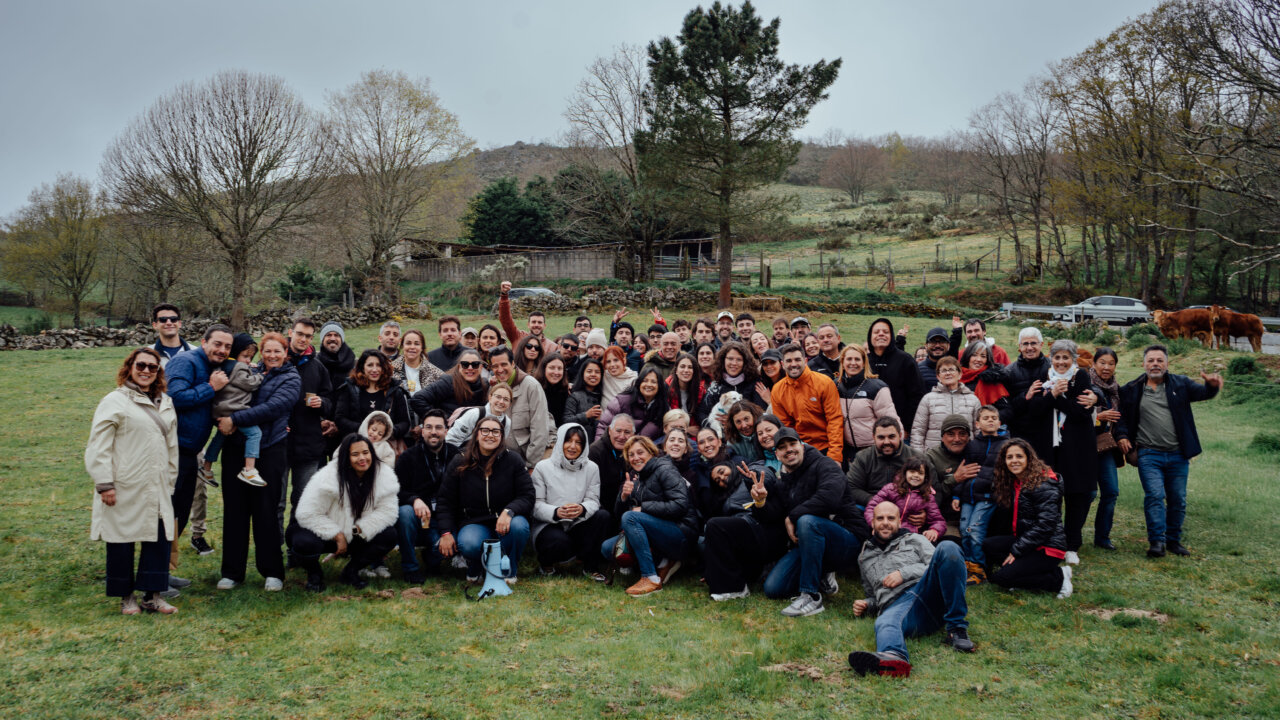 Grupo de personas reunidas en un evento en San Xoán de Río