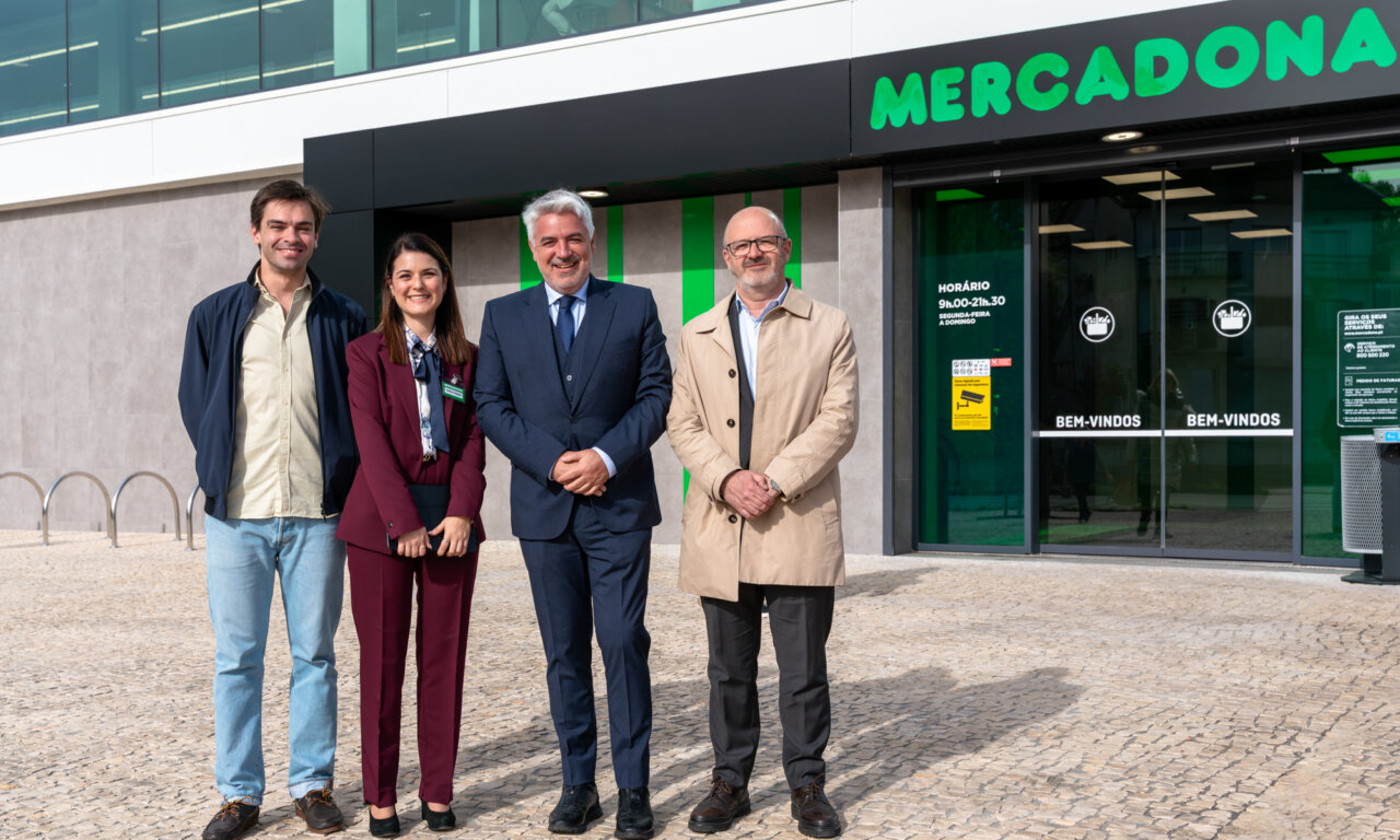 Inauguración de la nueva tienda Mercadona en Viseu con autoridades presentes.
