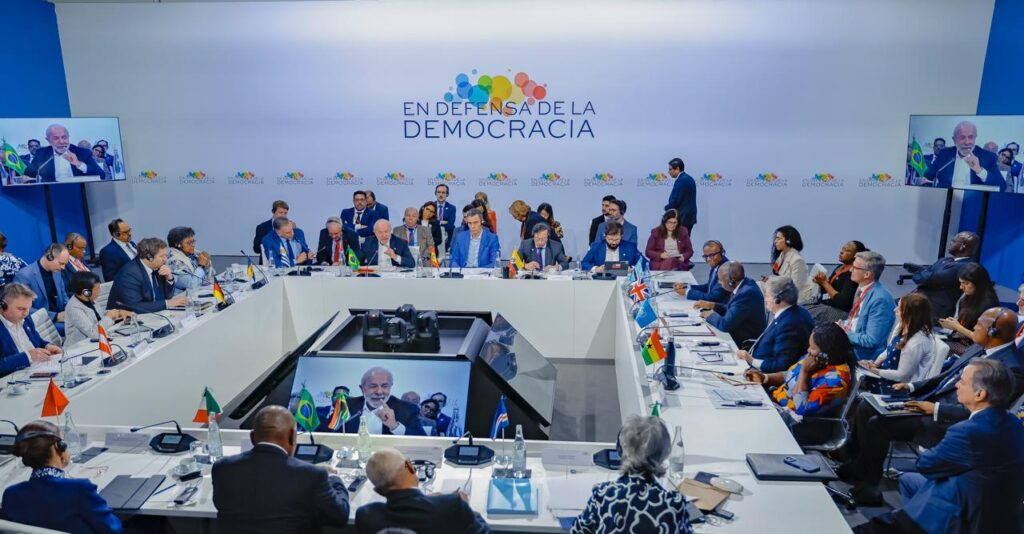 Reunión en defensa de la democracia con líderes internacionales discutiendo