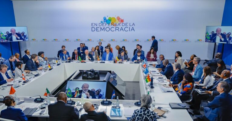 Reunión en defensa de la democracia con líderes internacionales discutiendo