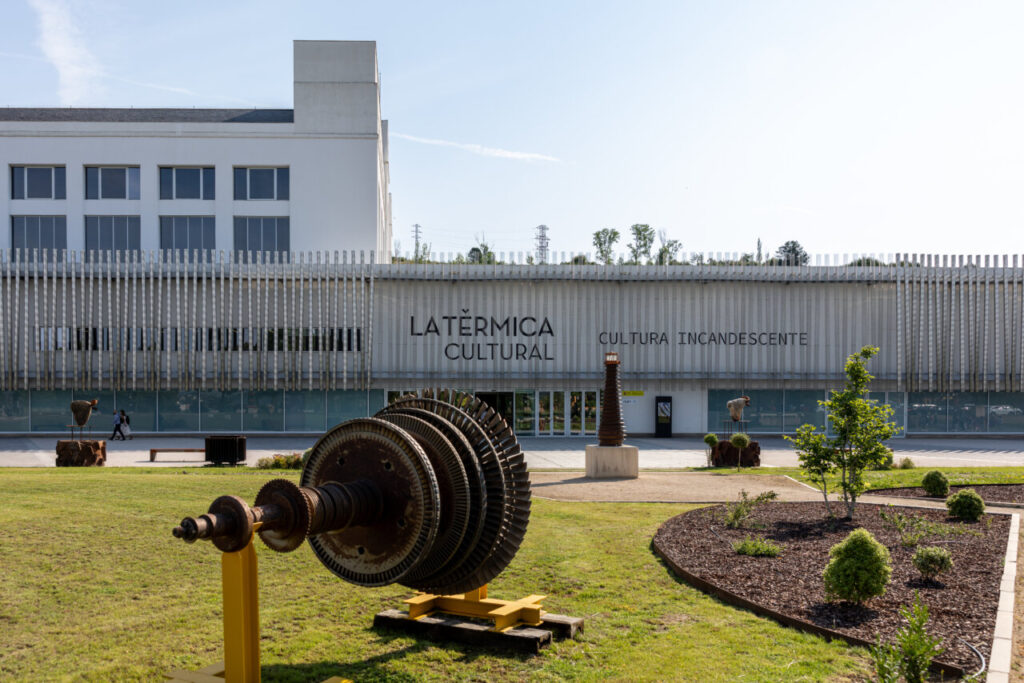 Fachada de La Térmica Cultural con esculturas en el jardín