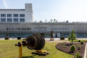Fachada de La Térmica Cultural con esculturas en el jardín