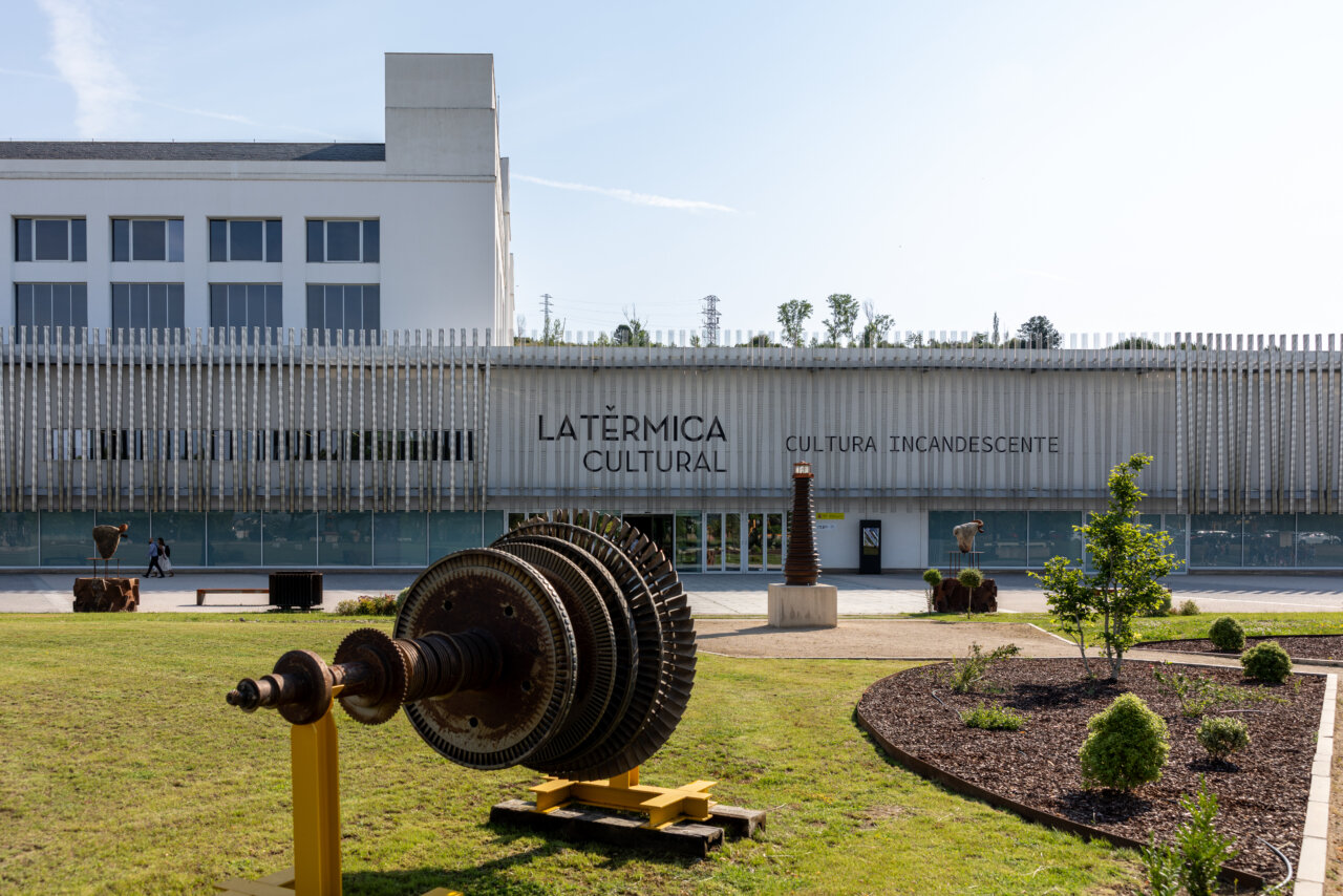 Fachada de La Térmica Cultural con esculturas en el jardín