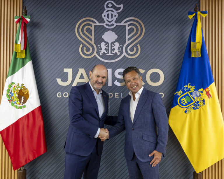 Rafael Louzán y Pablo Lemus estrechando manos en reunión oficial