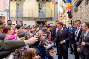 Emmanuel Macron saludando a la multitud en Andorra la Vella