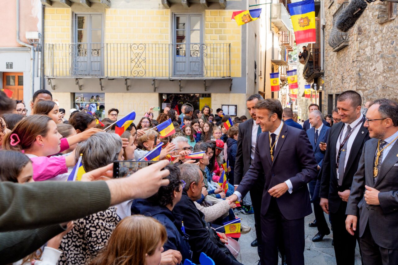 Emmanuel Macron saludando a la multitud en Andorra la Vella