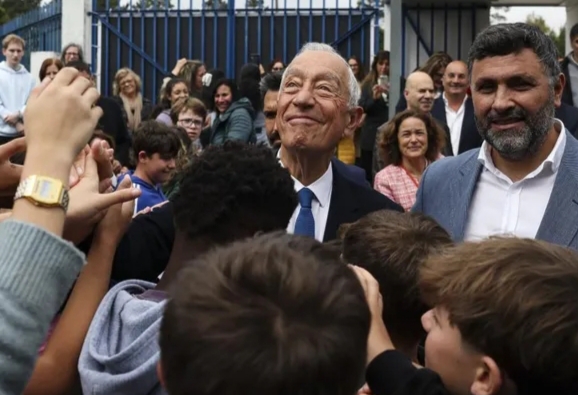 Marcelo Rebelo de Sousa rodeado de crianças sonrientes en un evento