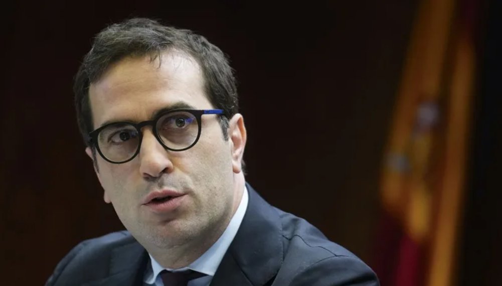 Ministro de Economía de España discutiendo sobre impuesto a energéticas