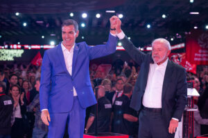 Líderes políticos levantando las manos en un evento progresista en Barcelona