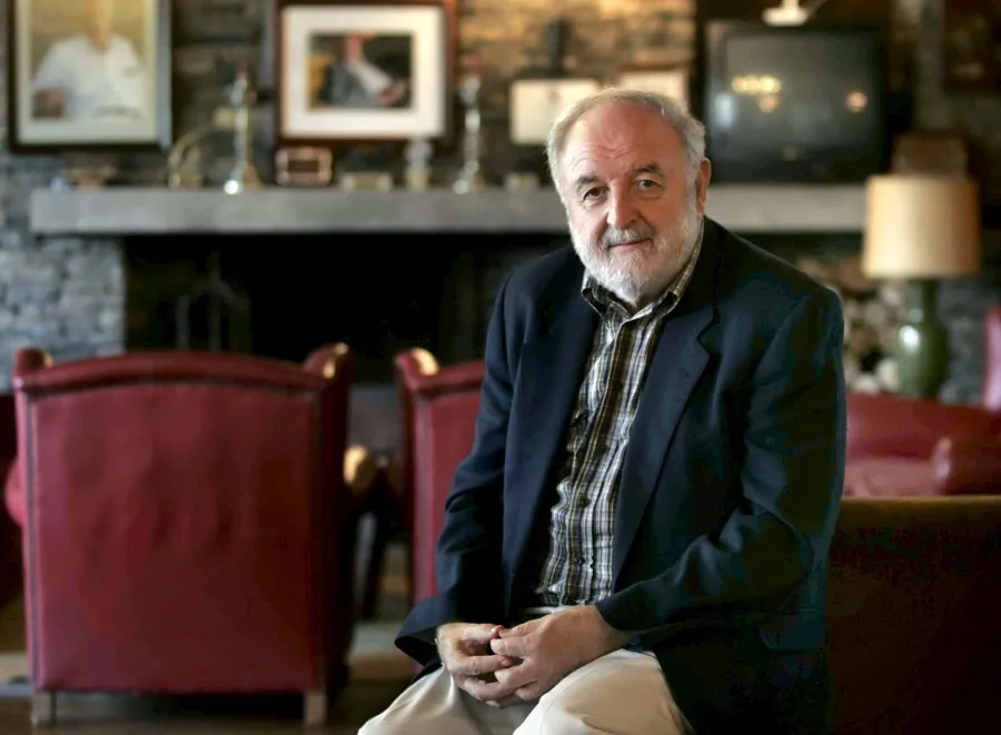 Diego Carcedo, periodista español, sentado en un ambiente acogedor