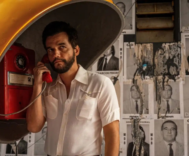 Escena de O Agente Secreto con un hombre hablando por teléfono