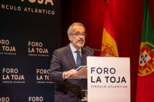 Paulo Rangel hablando en el Foro La Toja en Lisboa con banderas de España y Portugal