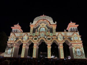 Portada iluminada de la Feria de Abril de Sevilla 2026