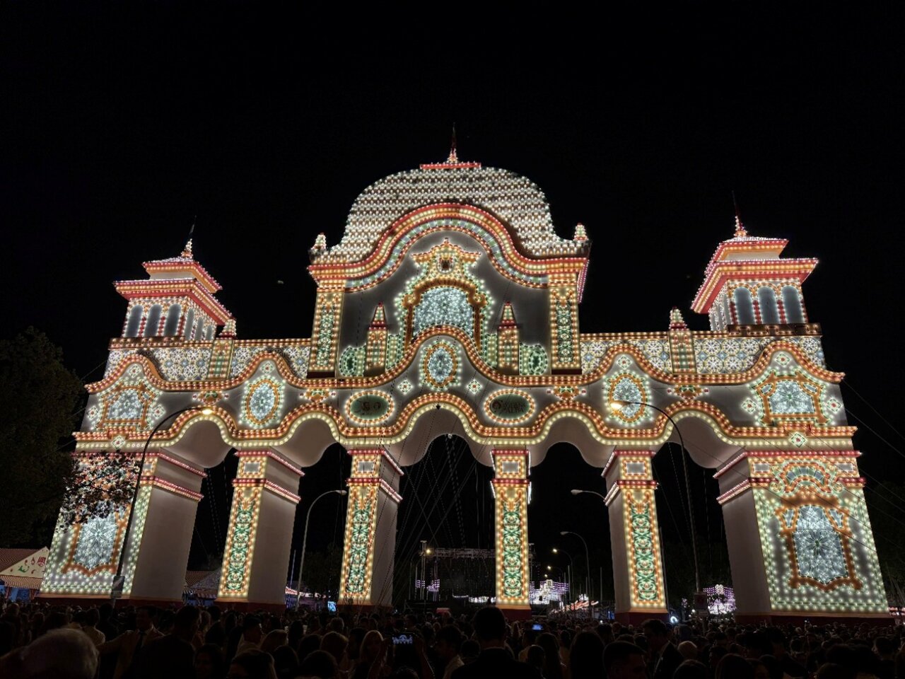 Portada iluminada de la Feria de Abril de Sevilla 2026