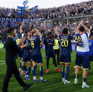 Jugadores del Porto celebrando con la afición en un partido de fútbol