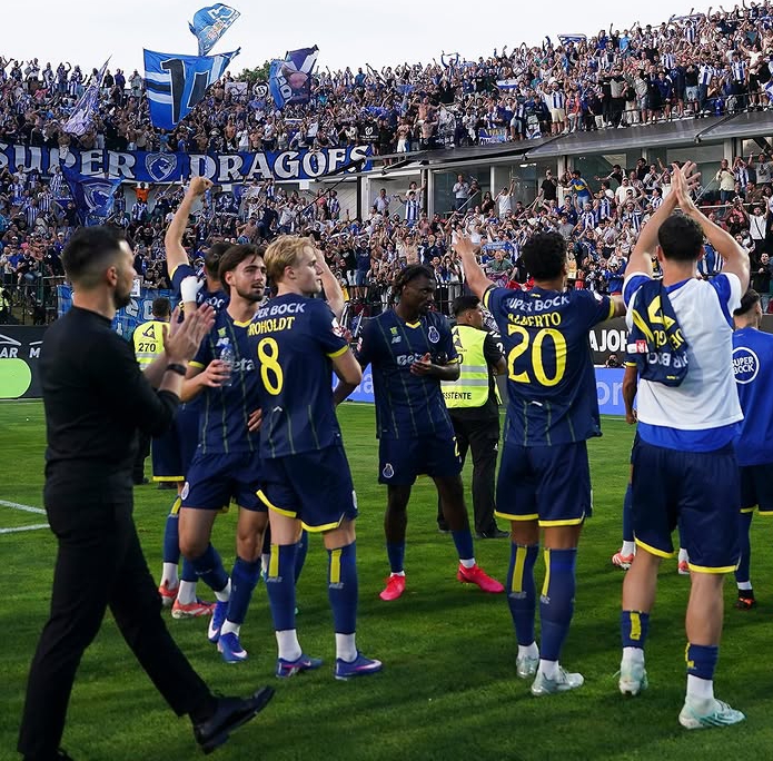 Jugadores del Porto celebrando con la afición en un partido de fútbol