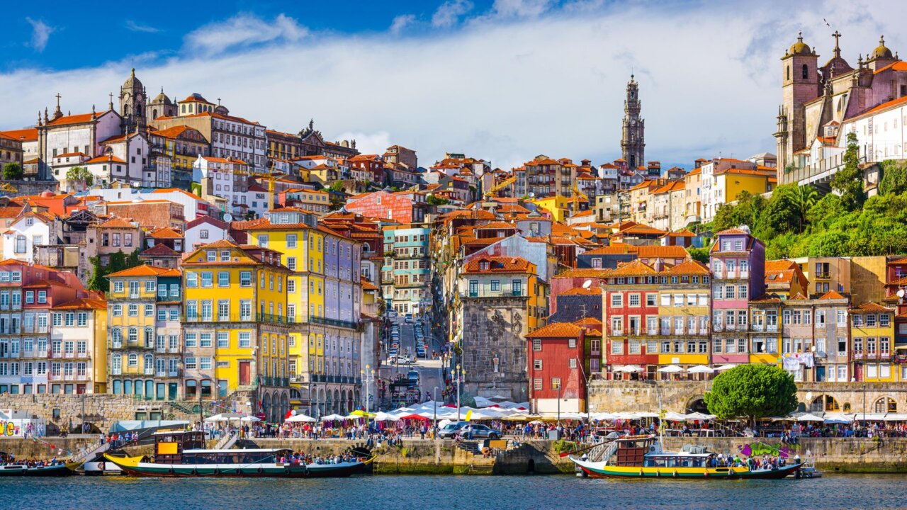 Vista panorámica de la colorida ciudad de Porto en Portugal