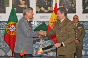 Ceremonia de condecoración entre oficiales del Ejército de España y Portugal