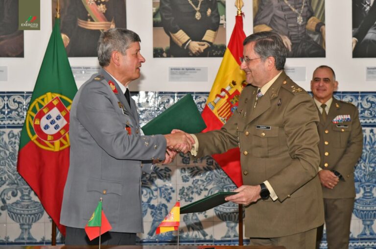 Ceremonia de condecoración entre oficiales del Ejército de España y Portugal
