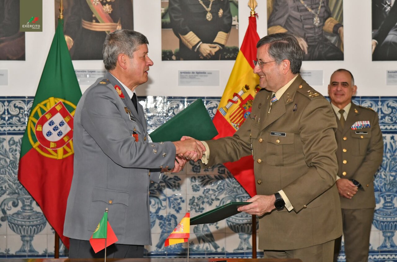 Ceremonia de condecoración entre oficiales del Ejército de España y Portugal