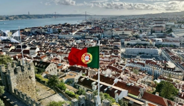 Vista panorámica de Lisboa con la bandera de Portugal ondeando