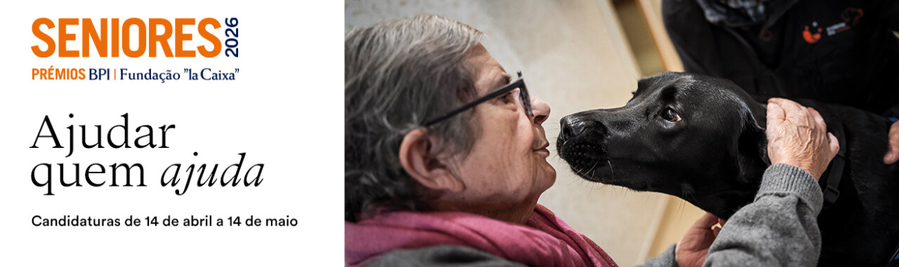 Mujer mayor interactuando con un perro negro en un evento de premios