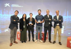 Vencedores de los Premios EmpreendeXXI con trofeos en ceremonia