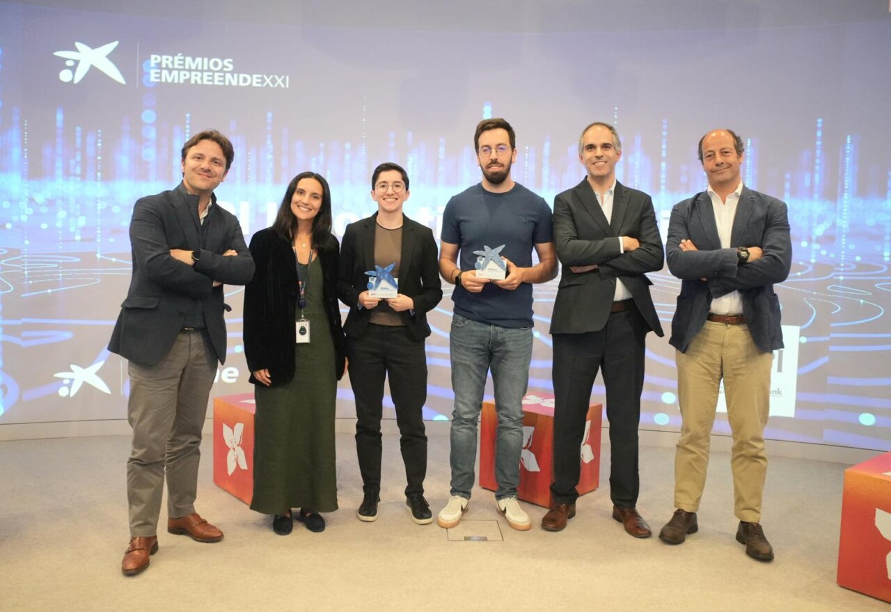 Vencedores de los Premios EmpreendeXXI con trofeos en ceremonia