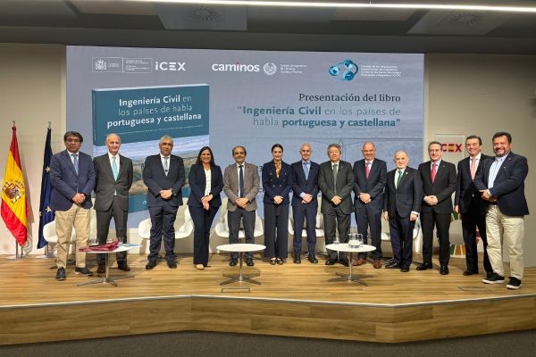 Grupo de personas en la presentación del libro sobre ingeniería civil en iberofonía
