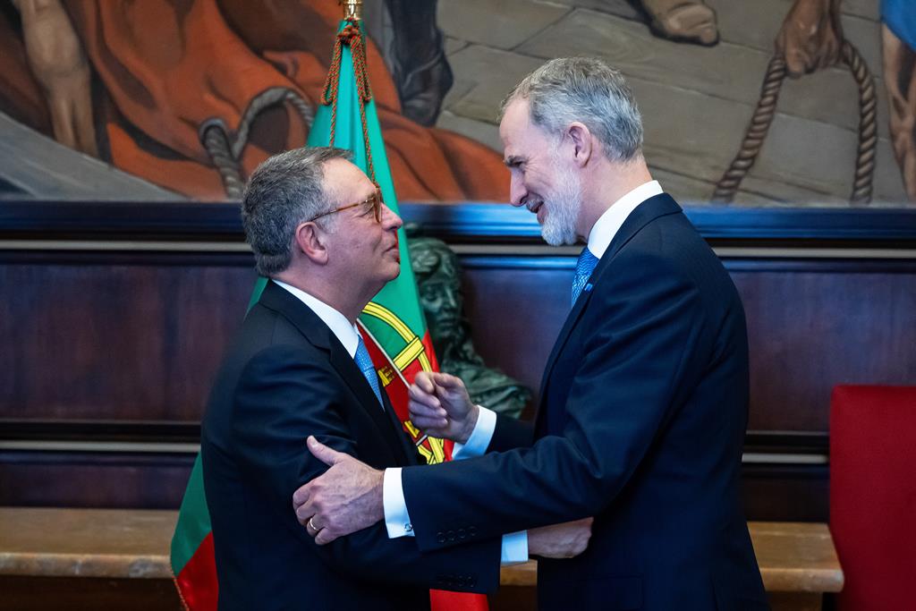 Encuentro entre el nuevo presidente de la República y el Rey de España en Madrid.