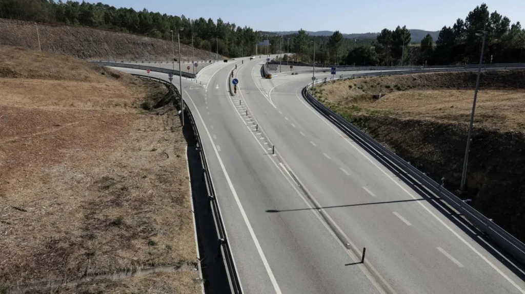 Vista de la carretera Bragança-Puebla de Sanabria en construcción