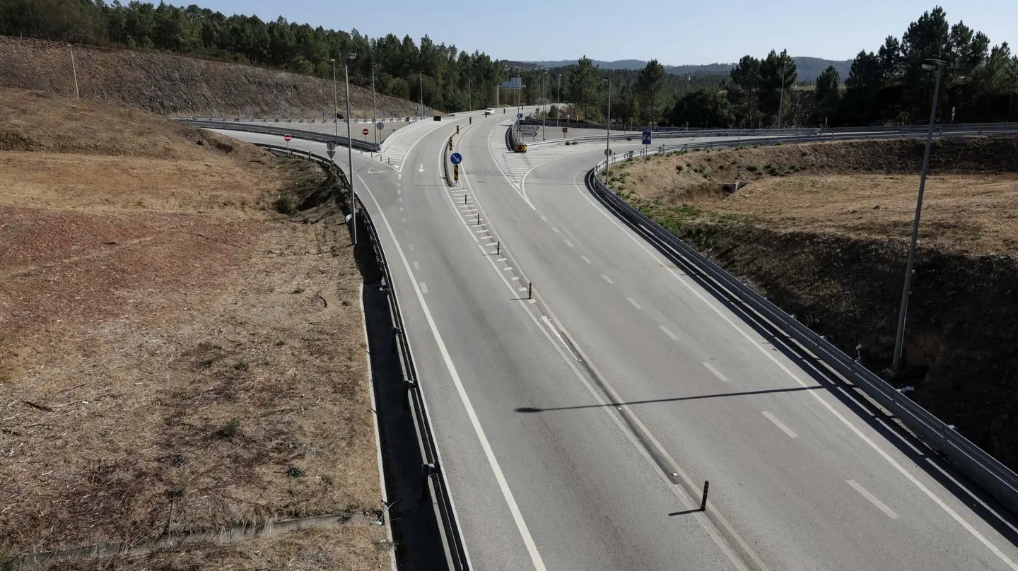 Vista de la carretera Bragança-Puebla de Sanabria en construcción