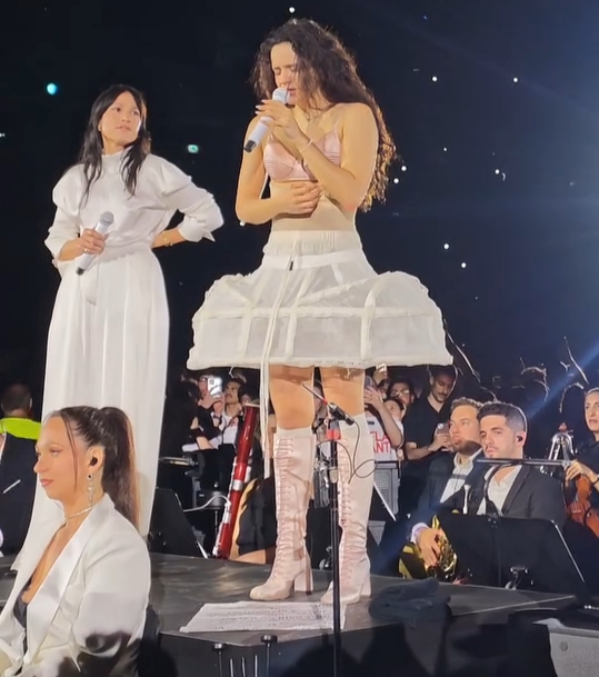 Rosalía cantando en un concierto en Lisboa junto a Carminho