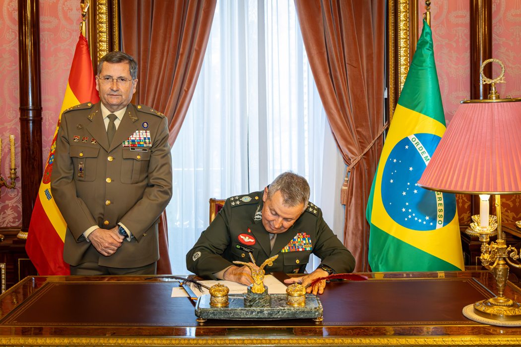 El comandante del Ejército de Brasil firma en el Libro de Honor en España.