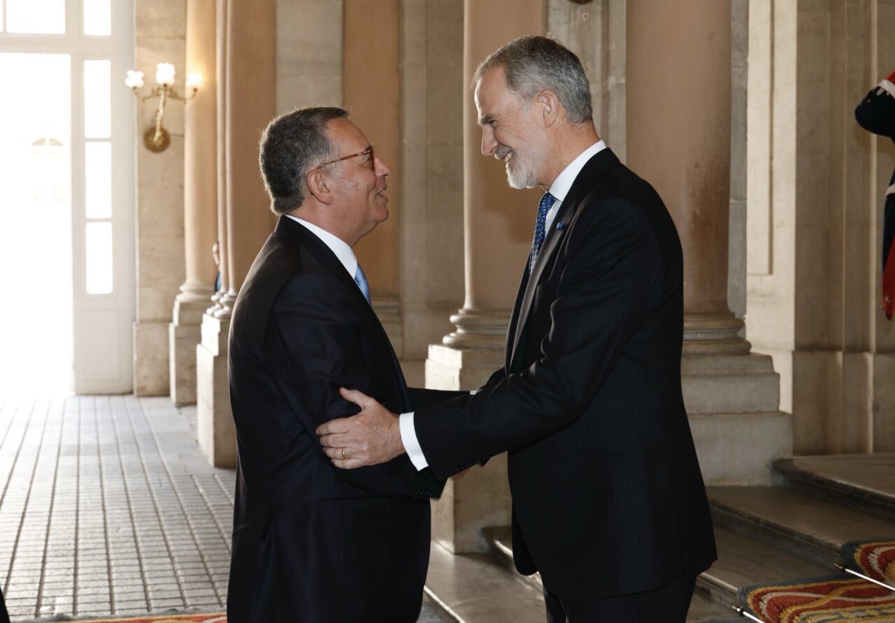 El presidente de Portugal António Seguro saluda al rey Felipe VI en un encuentro oficial.