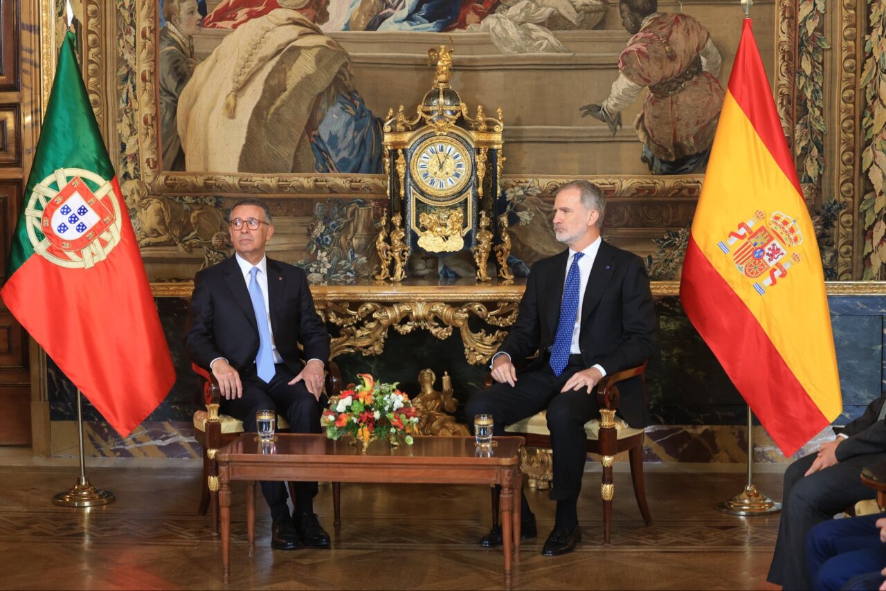 Reunión entre el presidente de Portugal y el rey de España en un palacio.