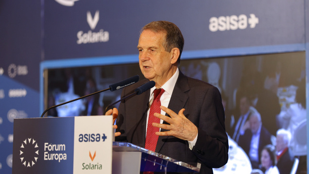 El alcalde de Vigo hablando sobre el Mundial de fútbol de 2030 en un evento