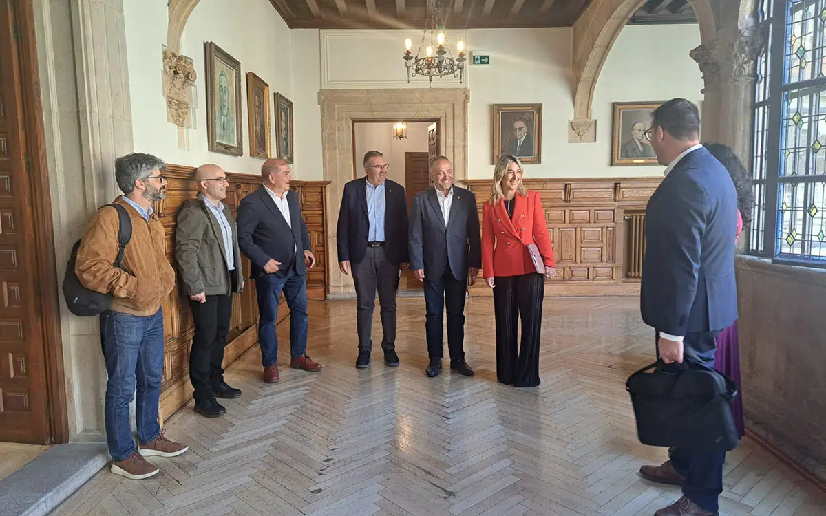 Reunión de la AECT León-Bragança en la Diputación de León con representantes de ambas regiones.