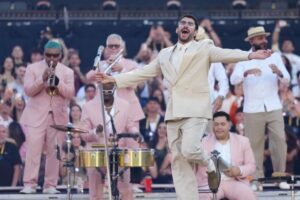 Bad Bunny actuando en su gira en Barcelona con banda en el escenario