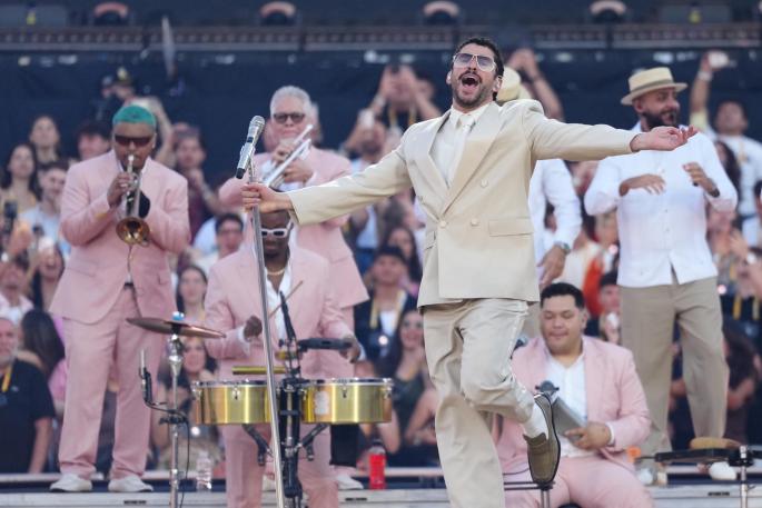 Bad Bunny actuando en su gira en Barcelona con banda en el escenario