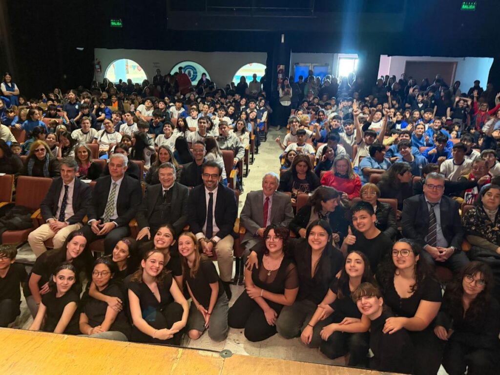 Estudiantes y autoridades en la celebración del Día de las Letras Galegas en Buenos Aires.
