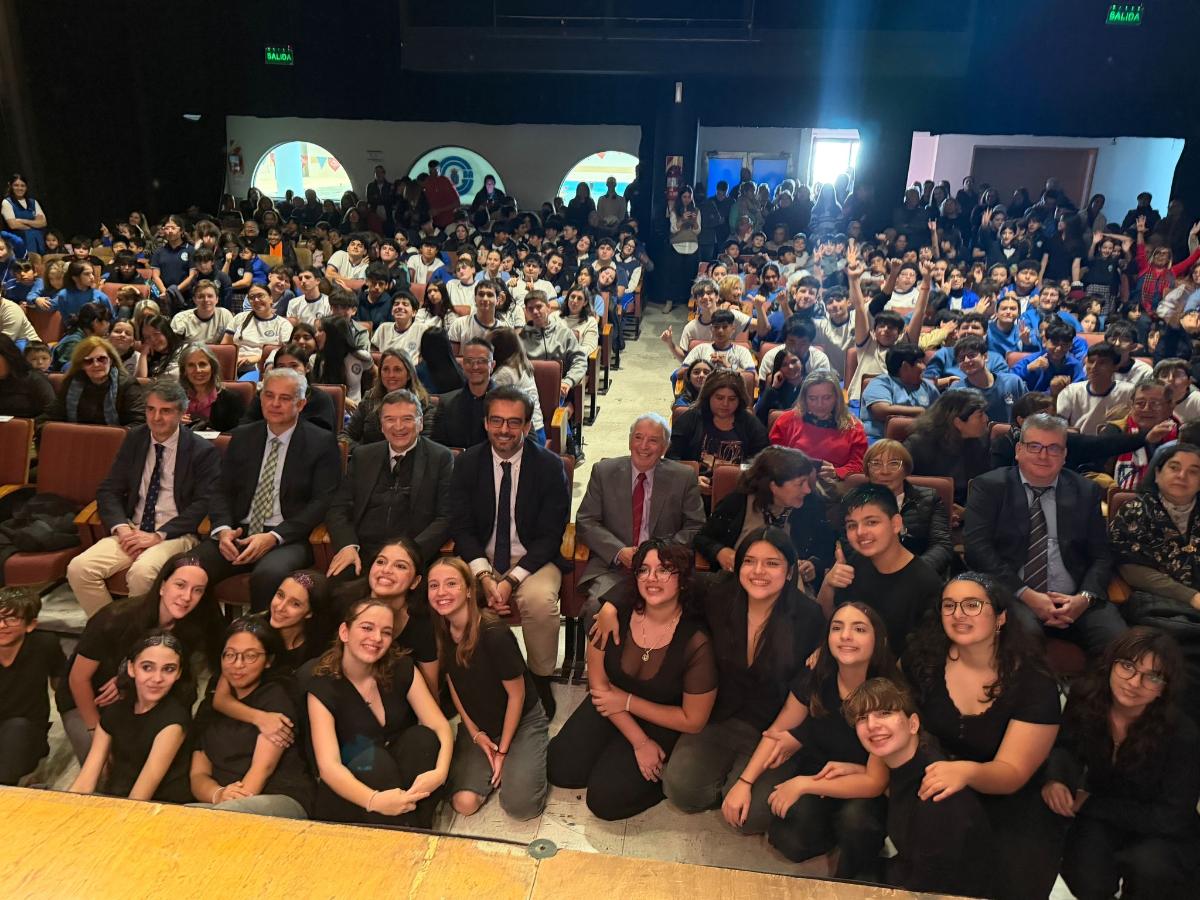 Estudiantes y autoridades en la celebración del Día de las Letras Galegas en Buenos Aires.