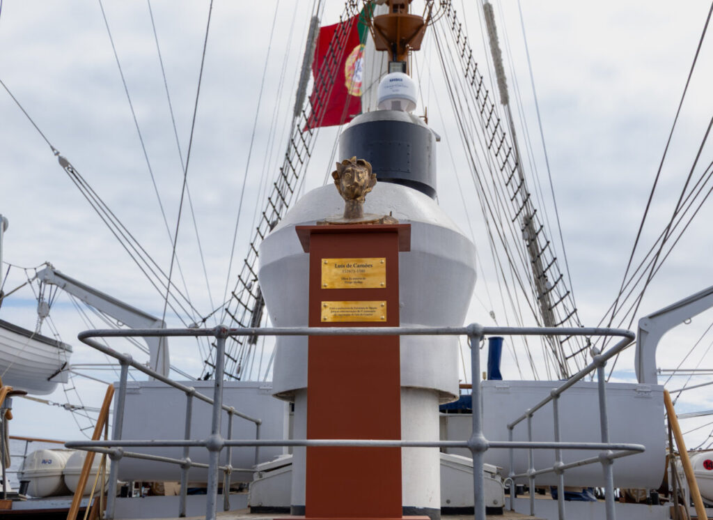 Busto de Luís de Camões en el navio escola Sagres