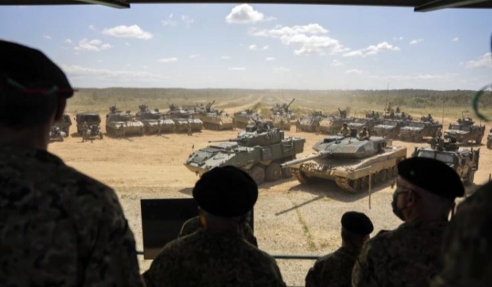 Vista del Campo Militar de Santa Margarida durante ejercicio militar con tanques y soldados.