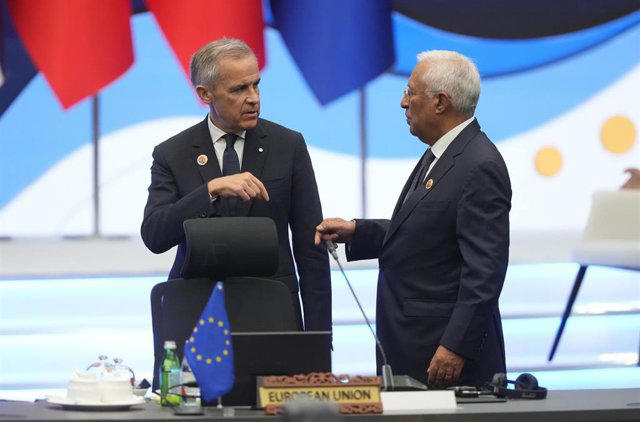 Líderes discutiendo en la reunión de la Comunidad Política Europea en Armenia